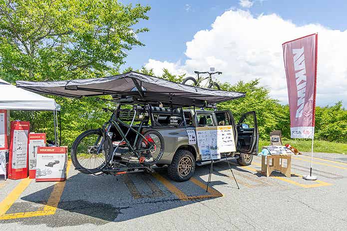 シマノバイカーズフェスティバルの車と自転車とキャンプのブース