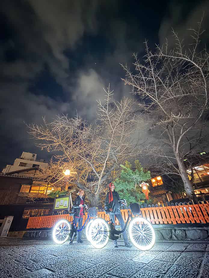 京都でのナイトライドツアーを楽しむ観光客