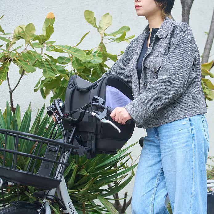 HUG Buddy(ハグバディー)を使う女性