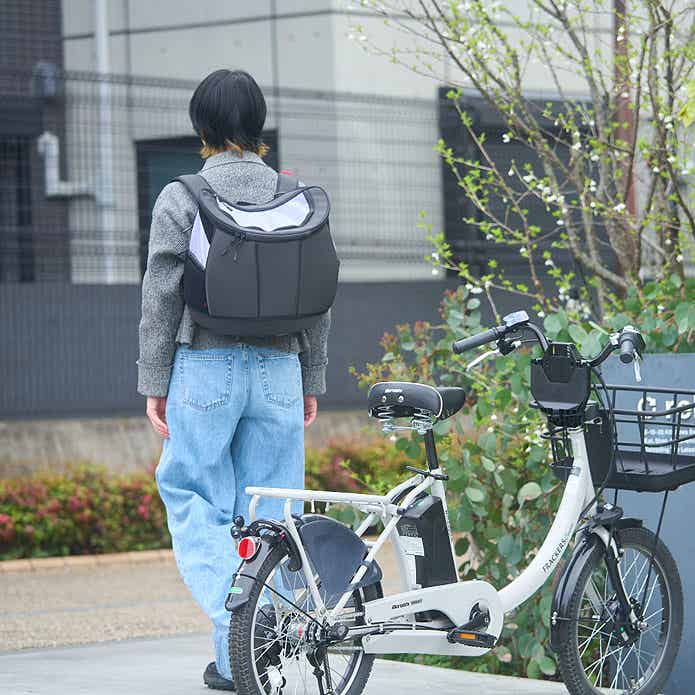 HUG Buddy(ハグバディー)をリュックとして使う女性