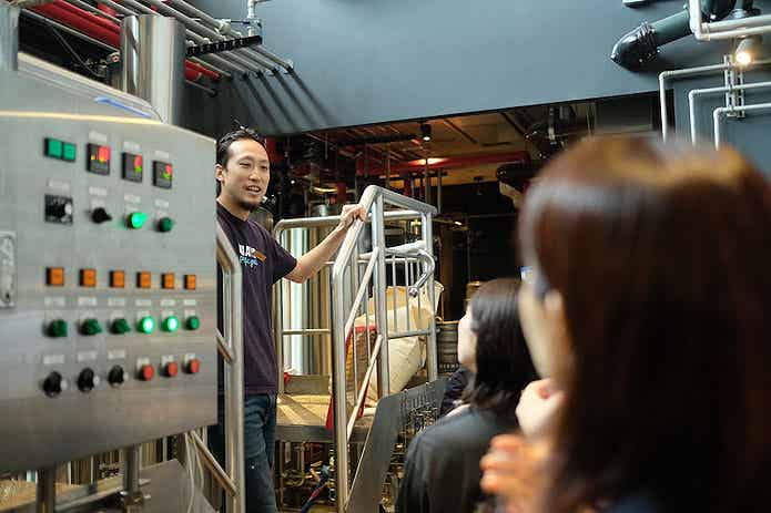 ブルワリーに訪問するツアー参加者