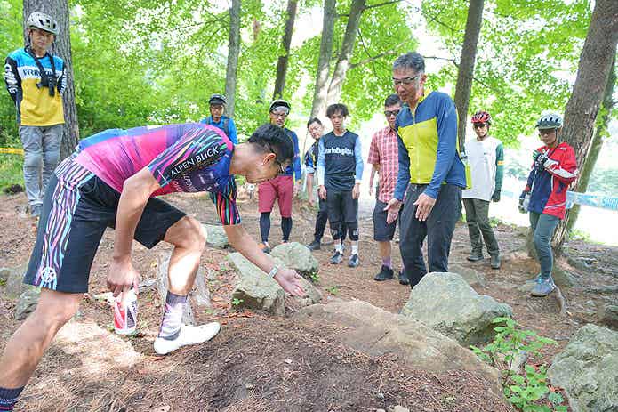 シマノバイカーズフェスティバルのトレイルに集まる参加者