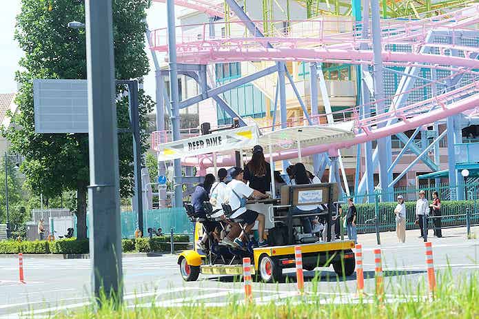 走行するビアバイク