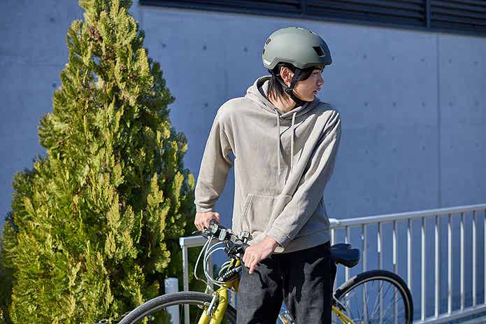 JQPのヘルメットをかぶる男性