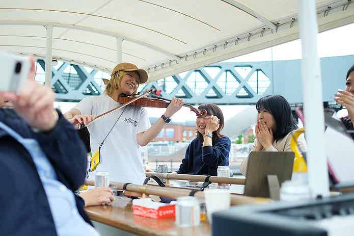 ビアバイクで演奏を聞くツアー参加者