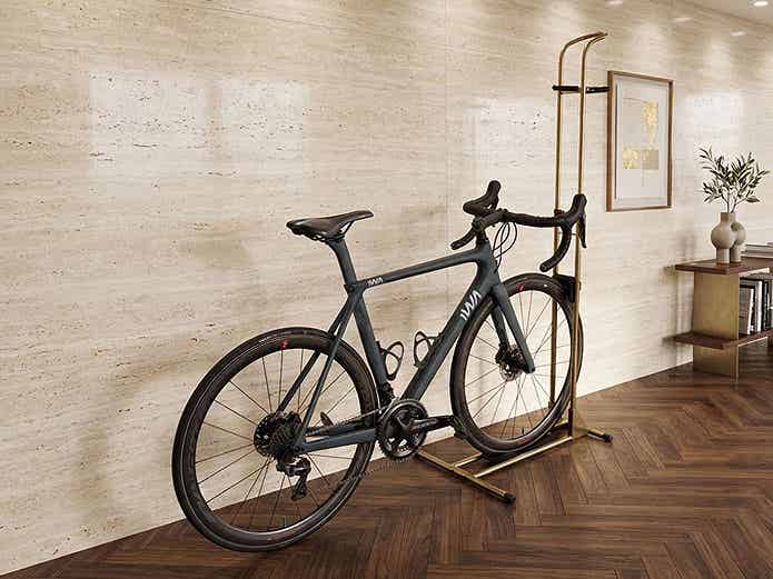 室内で「A01V Special」を使って、横置きで保管されているロードバイク
