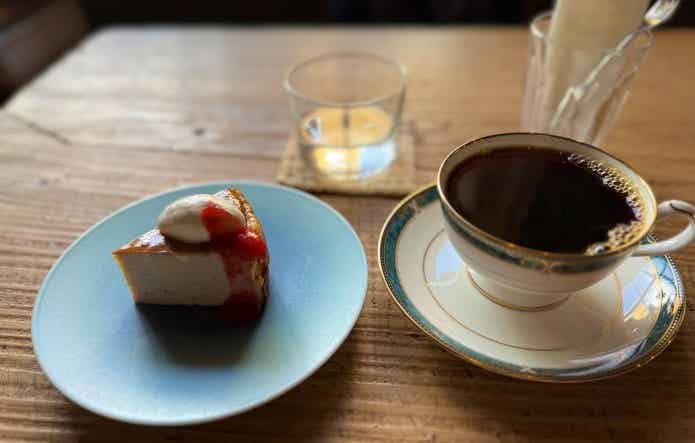 カフェダスクのコーヒーとケーキ