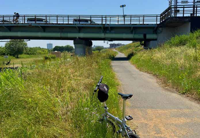 多摩川ガス橋をくぐる