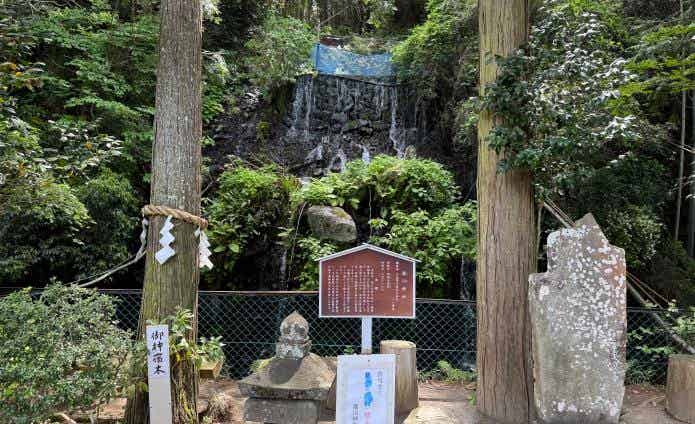 瀧川神社の御神木と滝