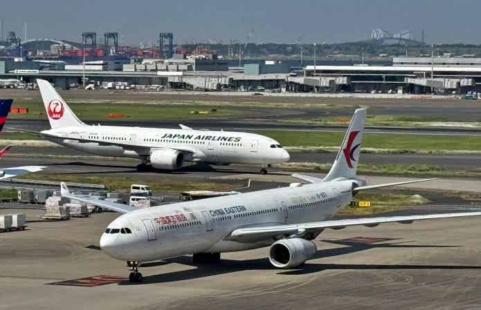 空港展望デッキから見る飛行機
