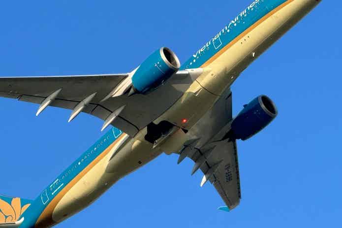 足湯デッキから見た離陸した飛行機