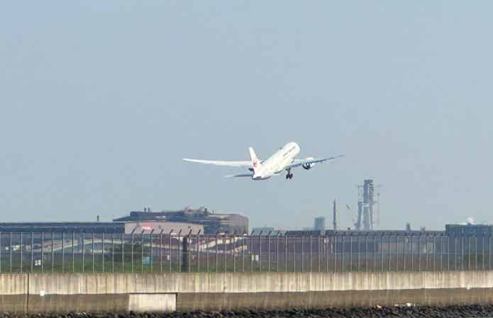 つばさ公園からみた離陸する飛行機