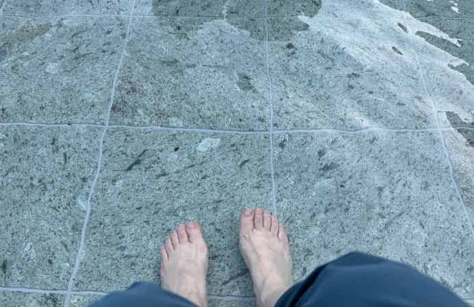 足湯に足を浸す