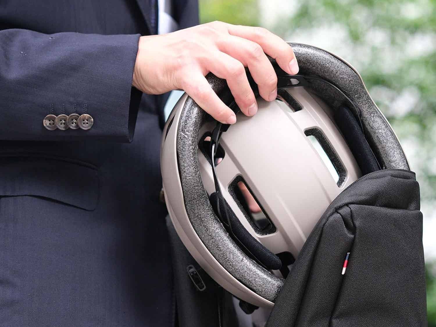 自転車の折りたたみヘルメットをバッグにしまう