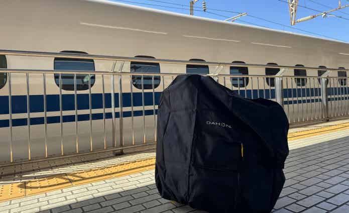 新幹線ホームと輪行中の自転車