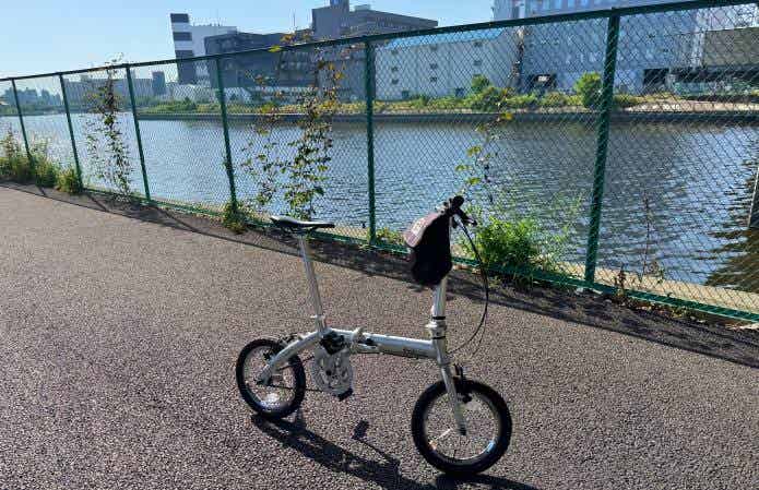 昭和島の京浜運河沿いの道