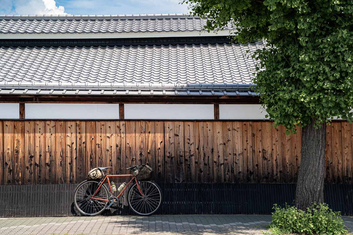 「松本酒造」の酒蔵と自転車