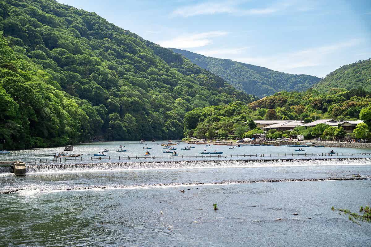 渡月橋からのぞむ嵐山の山々