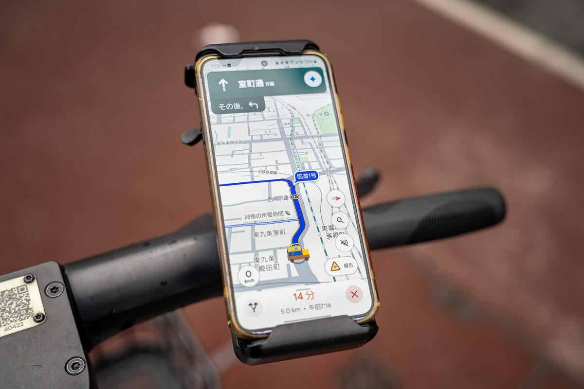 スマホホルダーに取り付けたスマホ