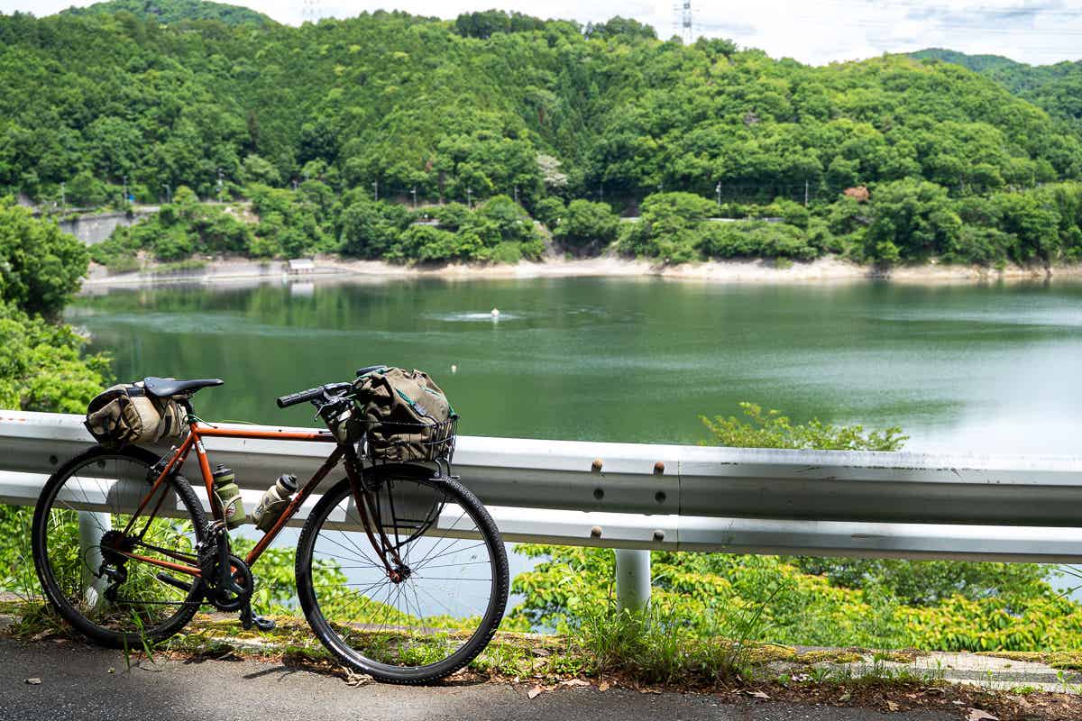 湖と自転車