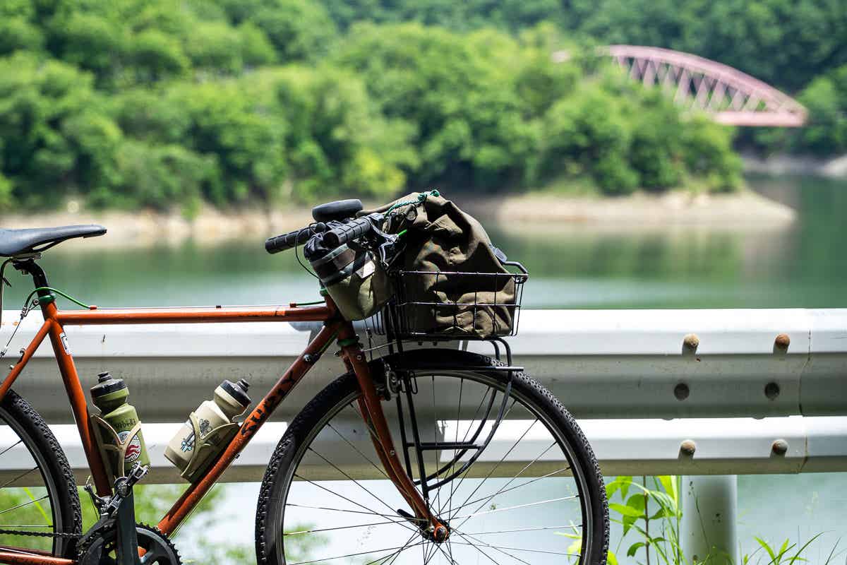 湖と自転車