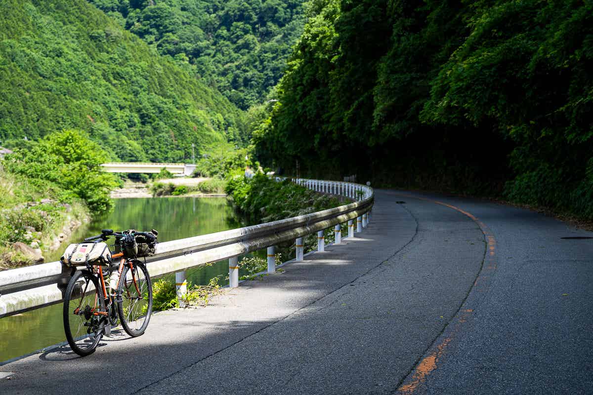 川沿いの道と自転車