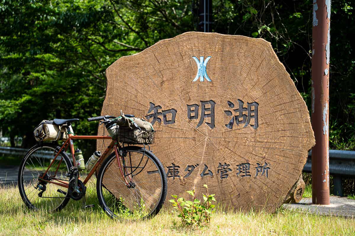 看板（オブジェ）と自転車