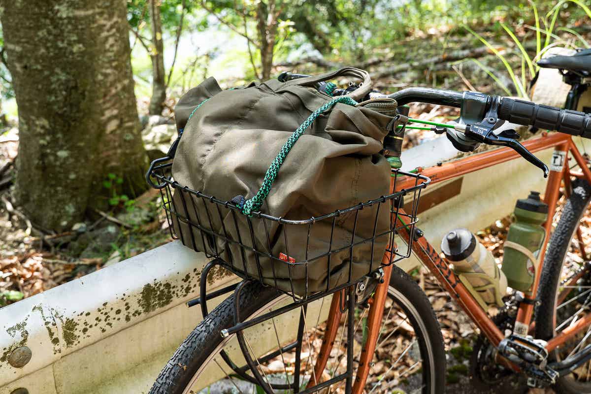 自転車のカゴに入れたバッグ