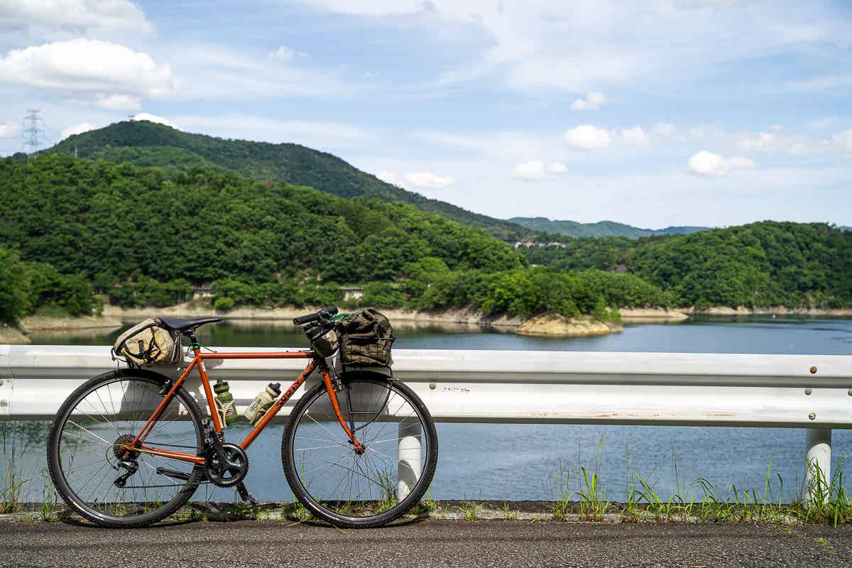 湖と自転車