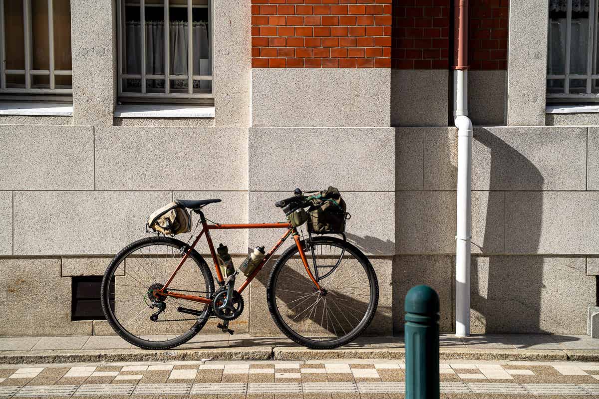 街中の洋風な建物と自転車