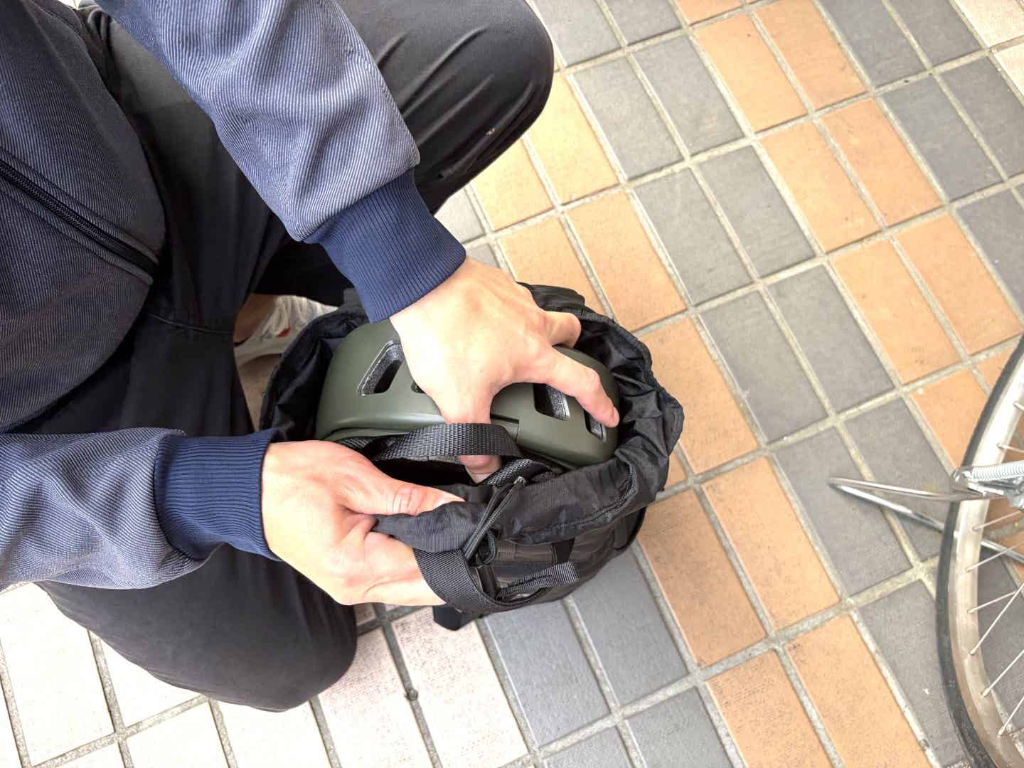 折りたたみヘルメットをバッグから出す様子