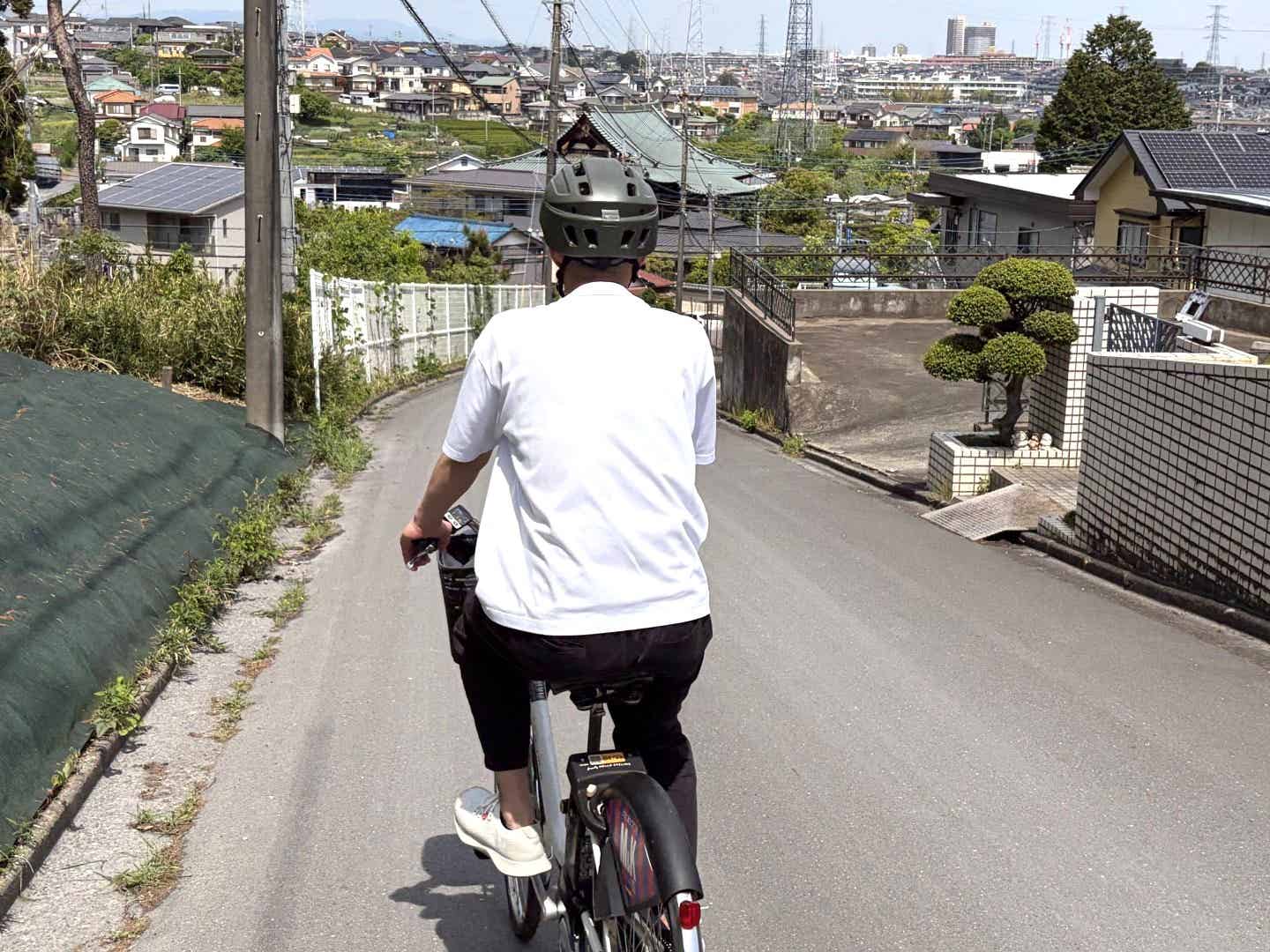折りたたみヘルメットをかぶって自転車に乗る