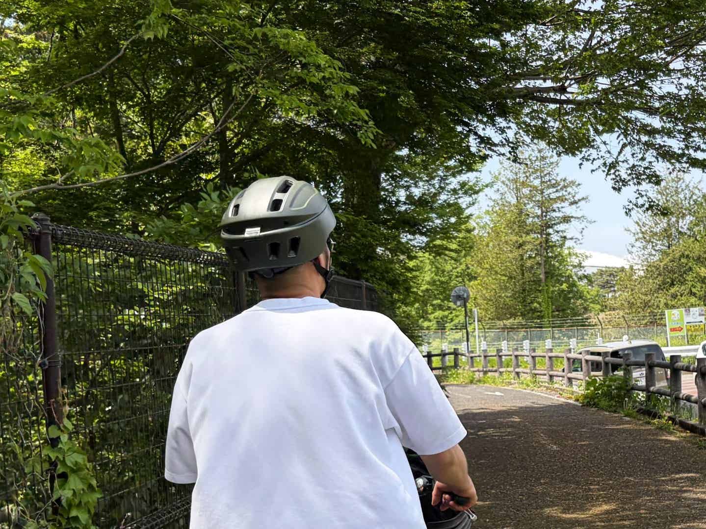 折りたたみヘルメットでサイクリングする男性