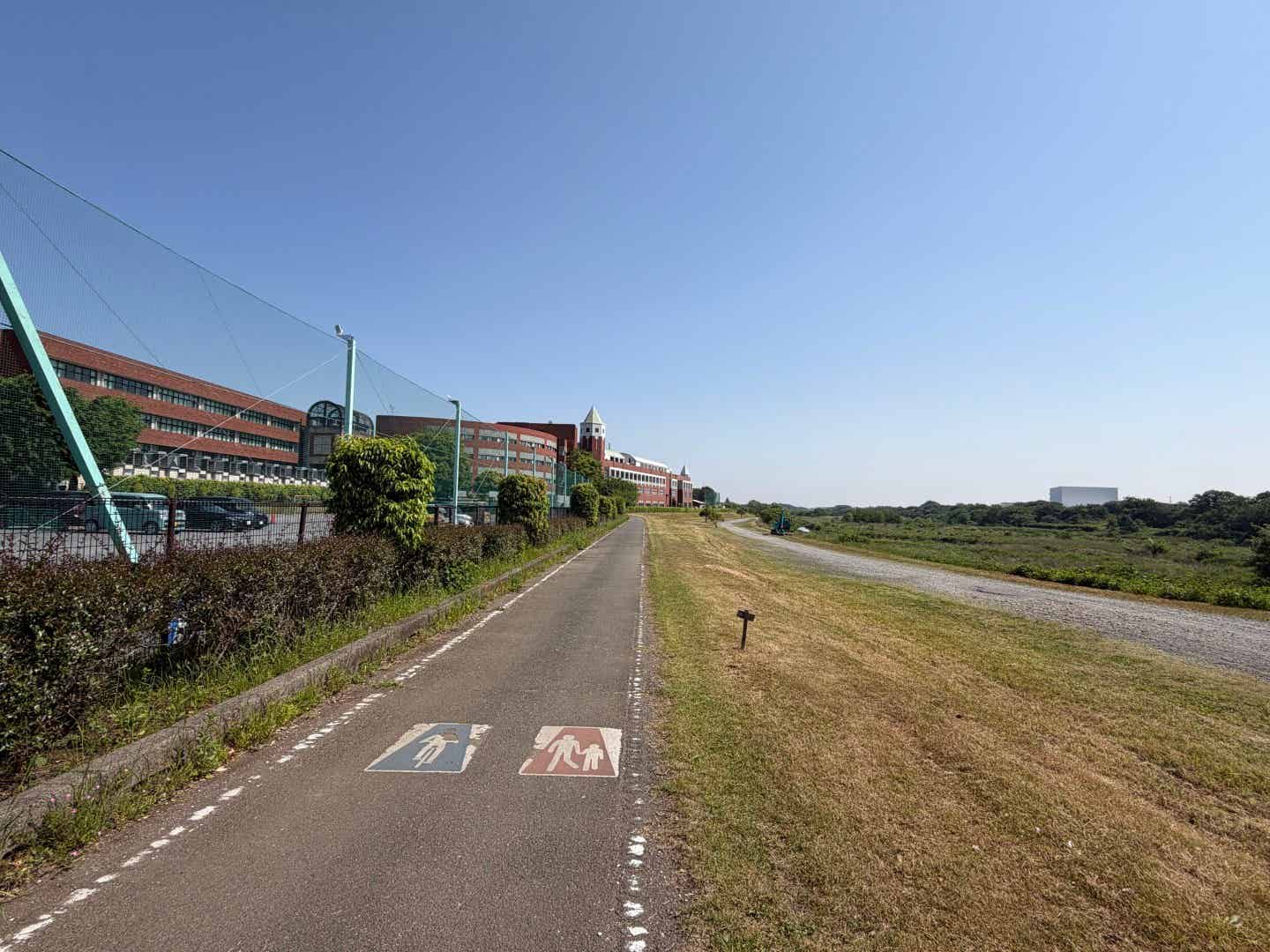 入間川サイクリングロード沿いの西武文理中高