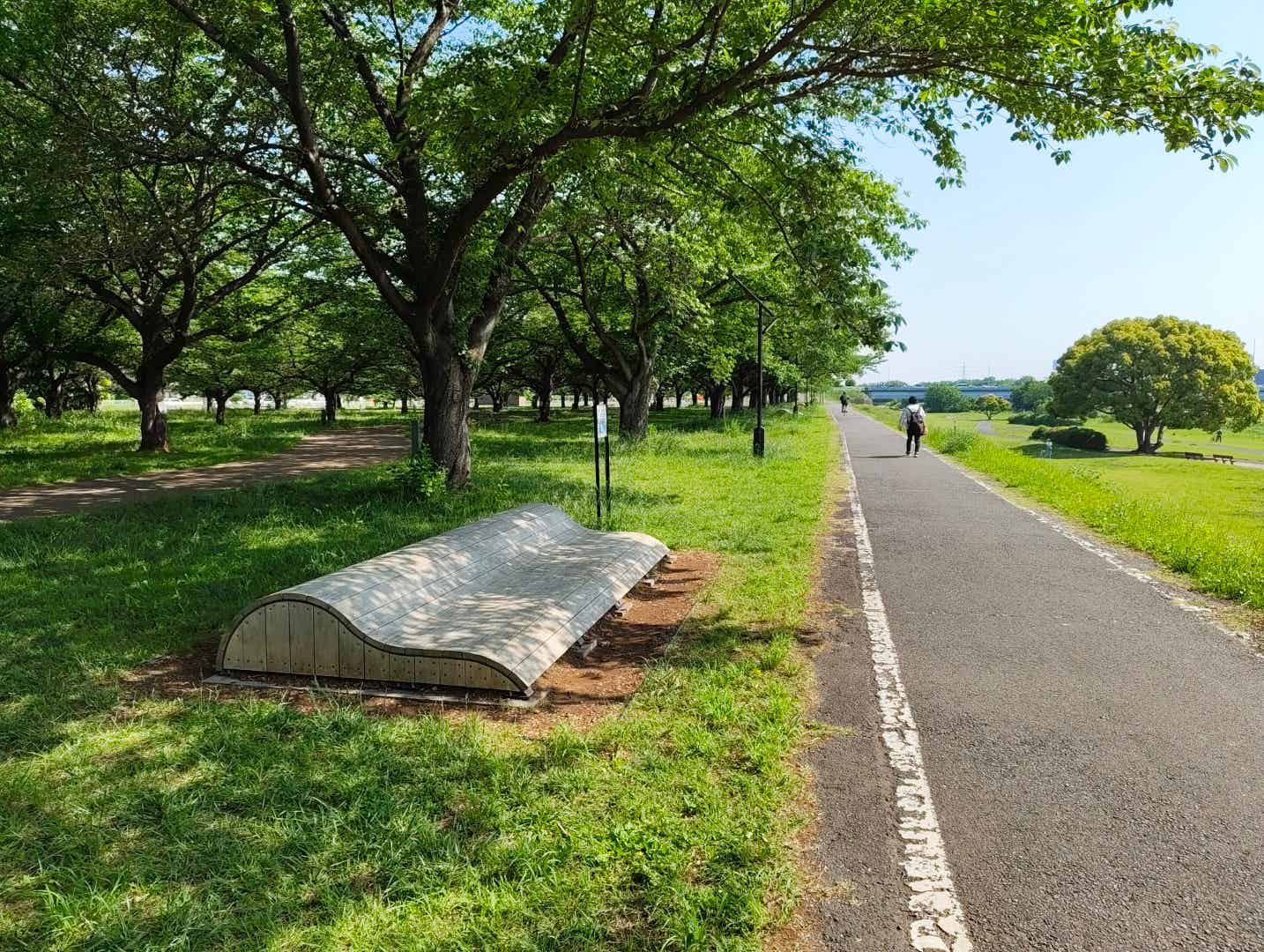 入間川にこにこテラスのベンチ