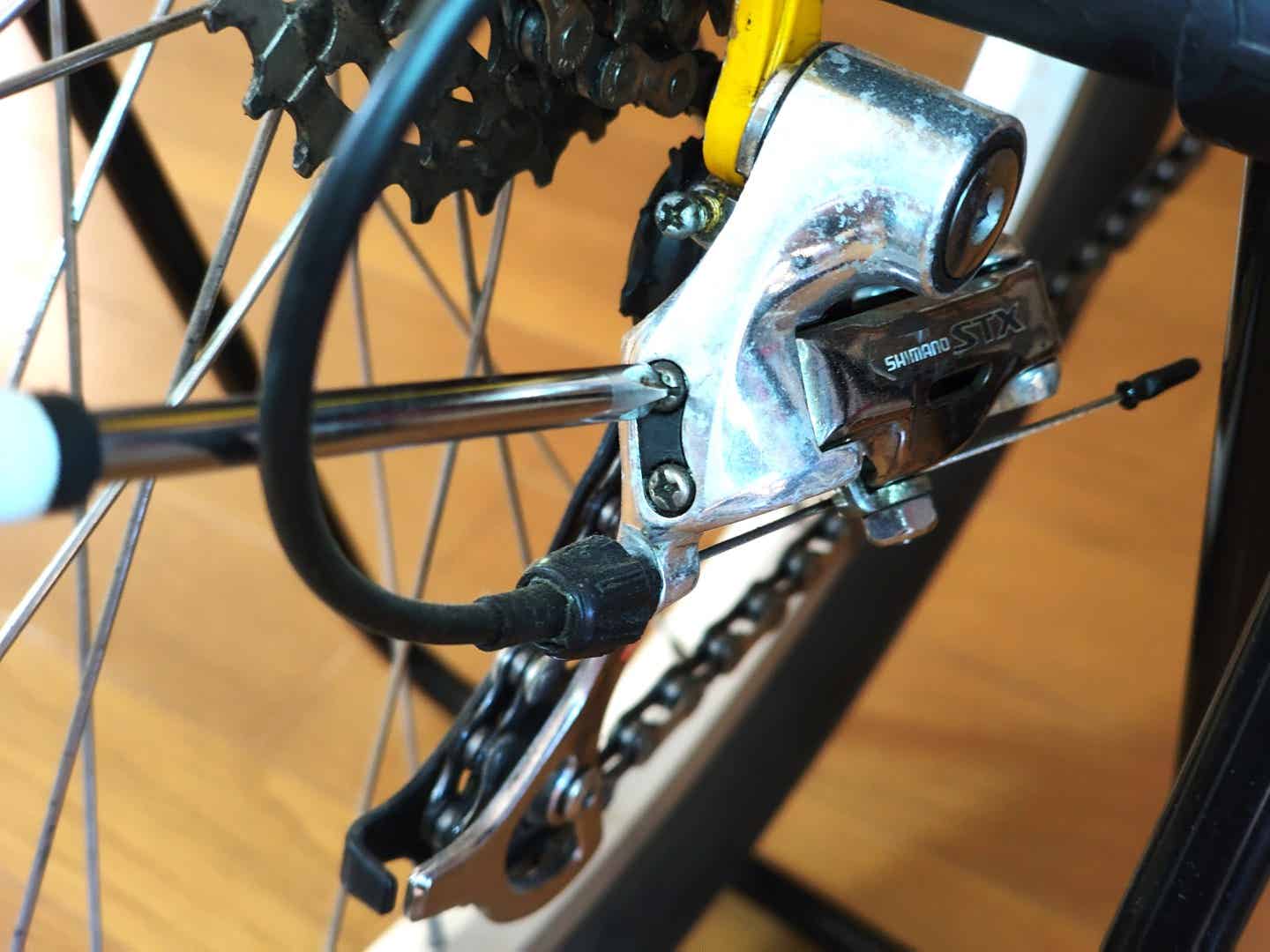 古いリアディレイラーのトップ調整ボルト