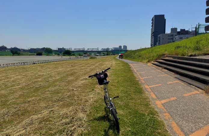 多摩川河川敷の道