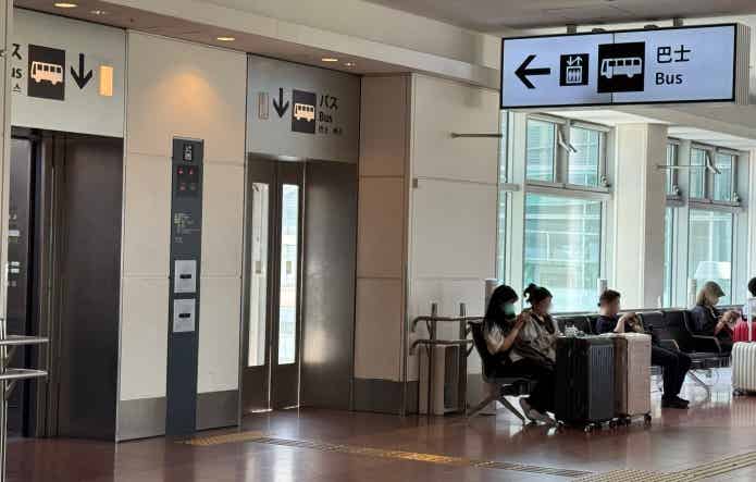 リムジンバス乗り場へ向かうエレベーター