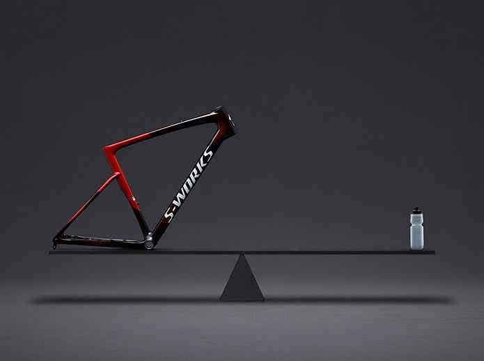 天秤に乗る、Crux 5のフレームとサイクルボトル