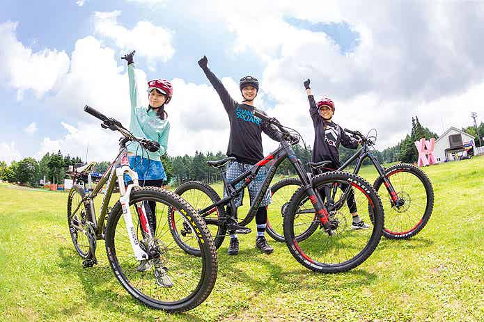 マウンテンバイクを楽しむ人々