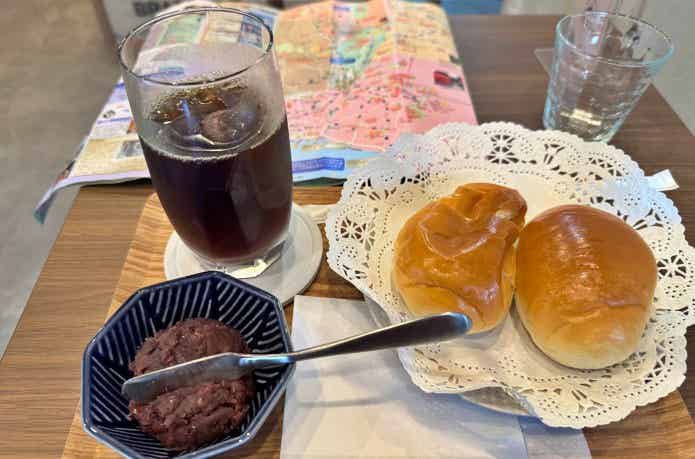 自家焙煎珈琲研究工房の餡子&ロールパンとアイスコーヒー