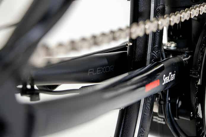 快適な走りを実現する FLEXOR