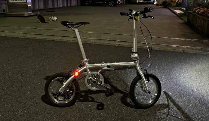 リアライトとフロントライトを点灯した自転車