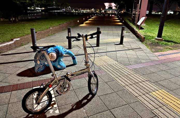 夜の象の鼻パーク入り口と折りたたみ自転車