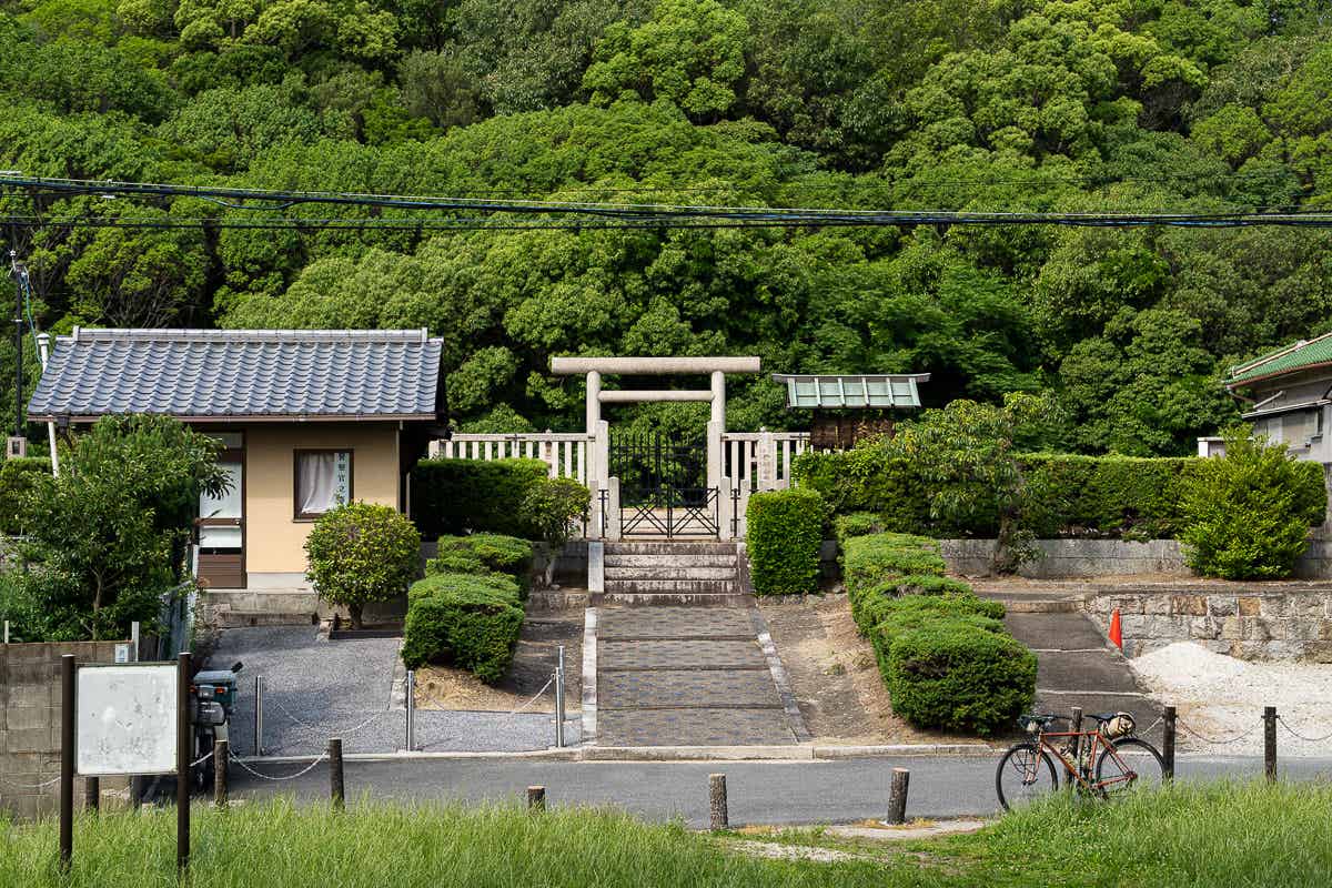遠目で見た仲津姫命陵