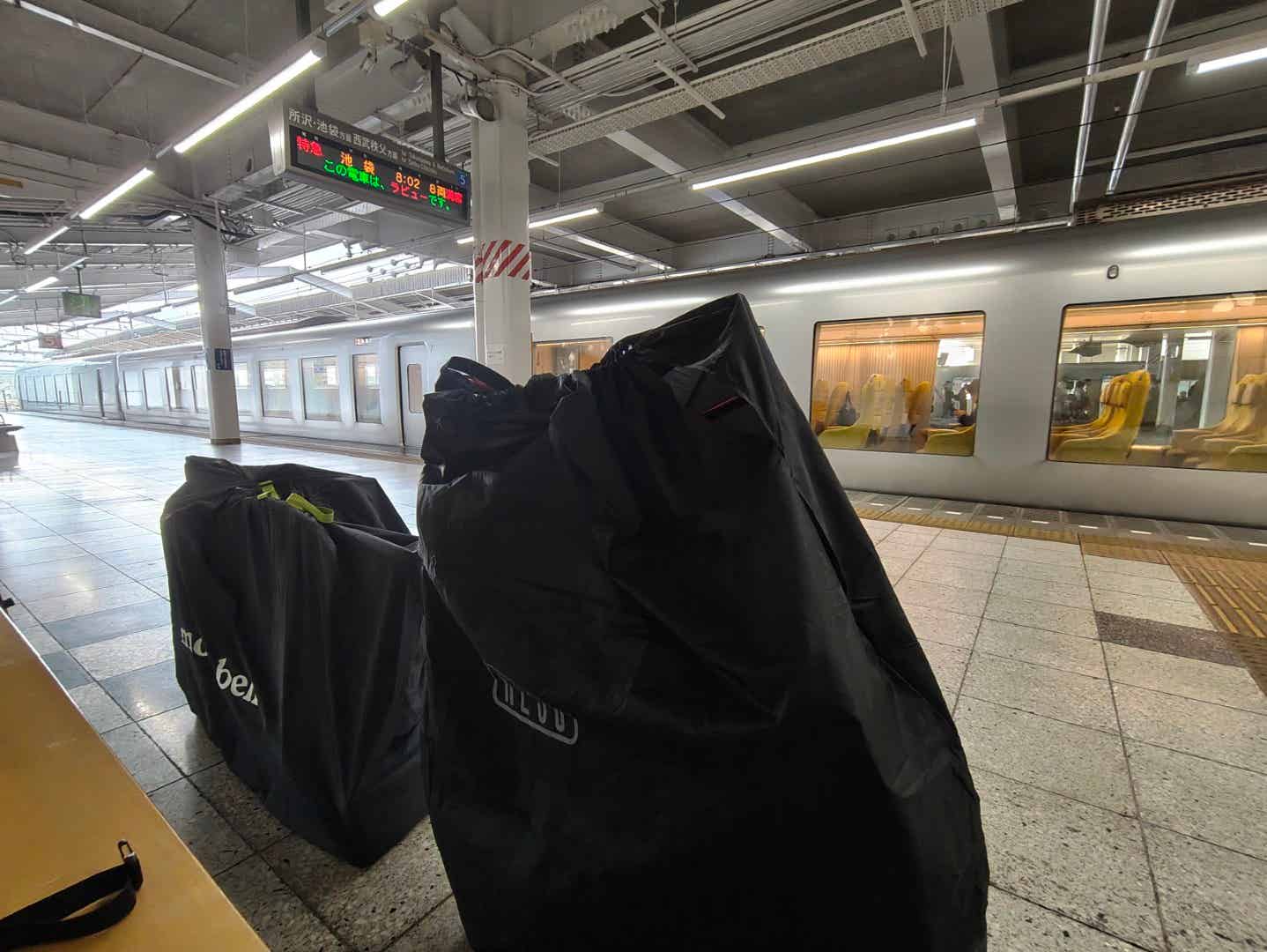 駅のホームにて輪行バッグの縦と横を比較