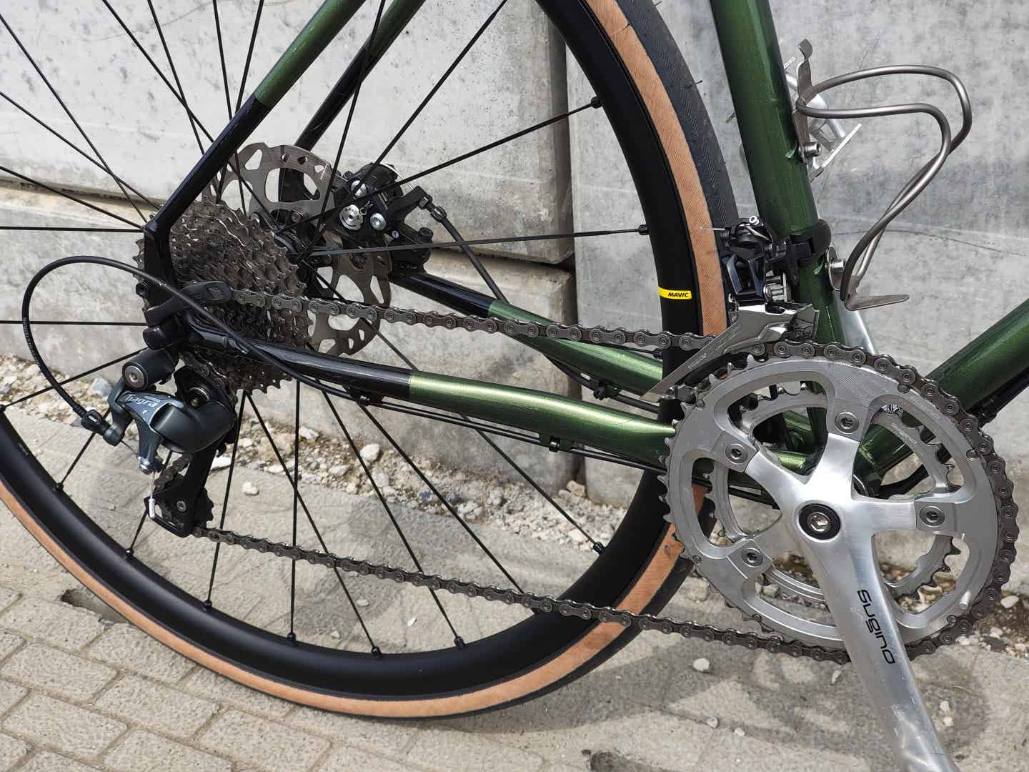 ロードバイクのギアをアウタートップに入れた状態