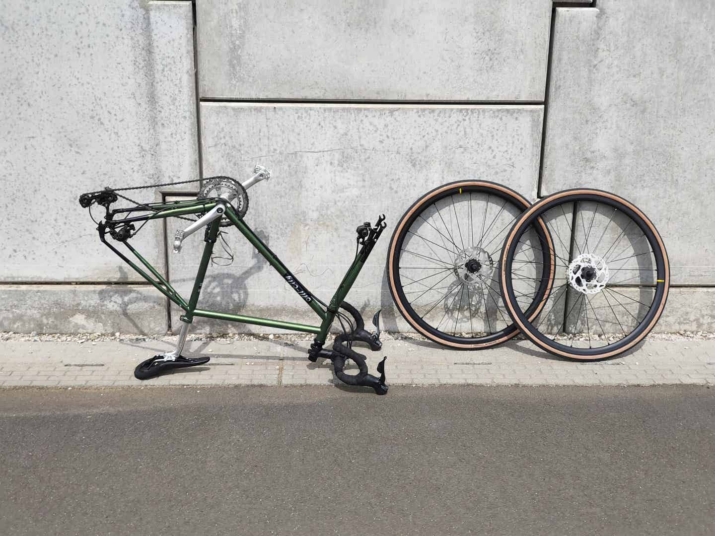 ロードバイクをさかさまにしてホイールを外した状態