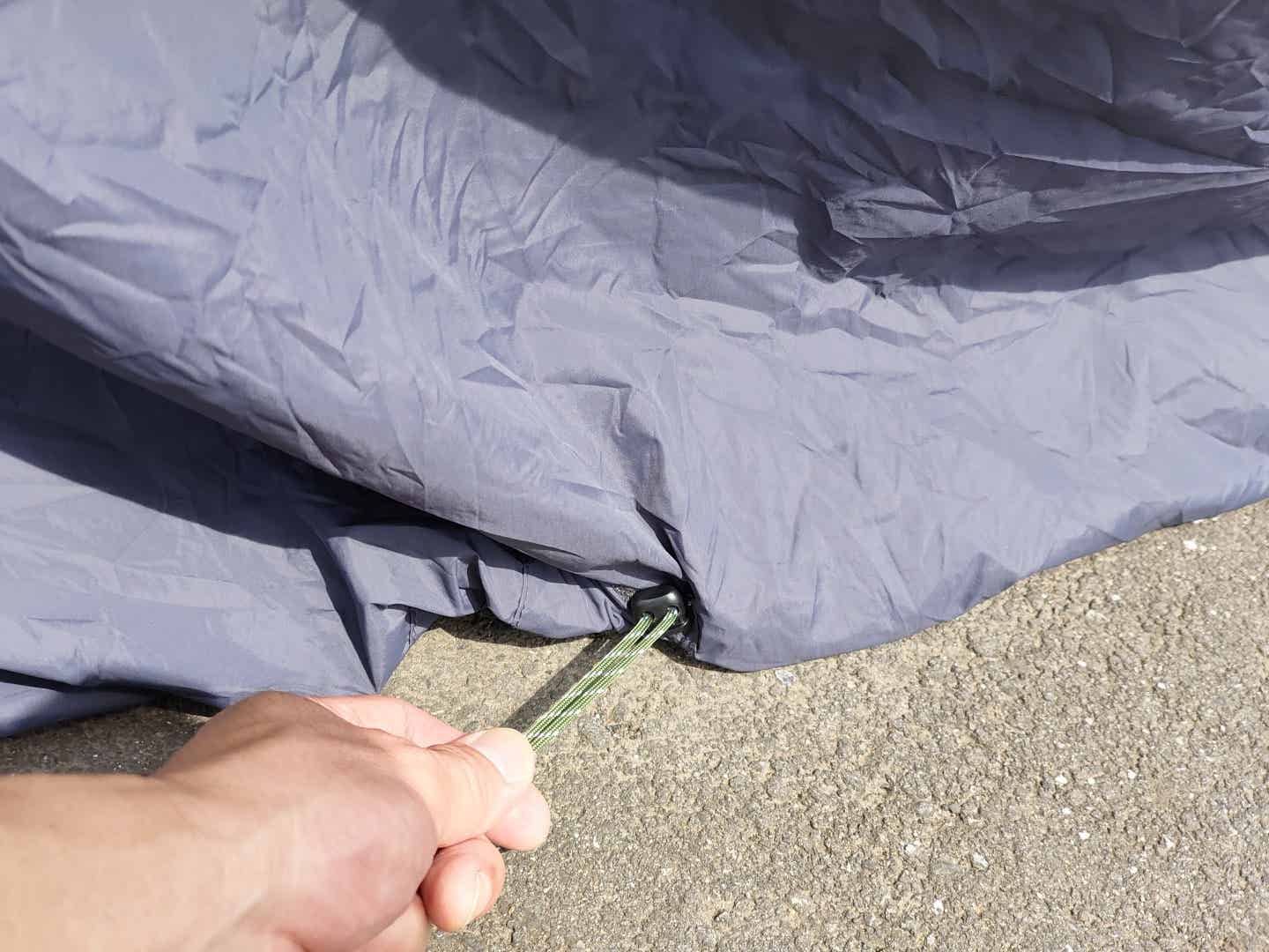 横型輪行袋のドローコードをひっぱる