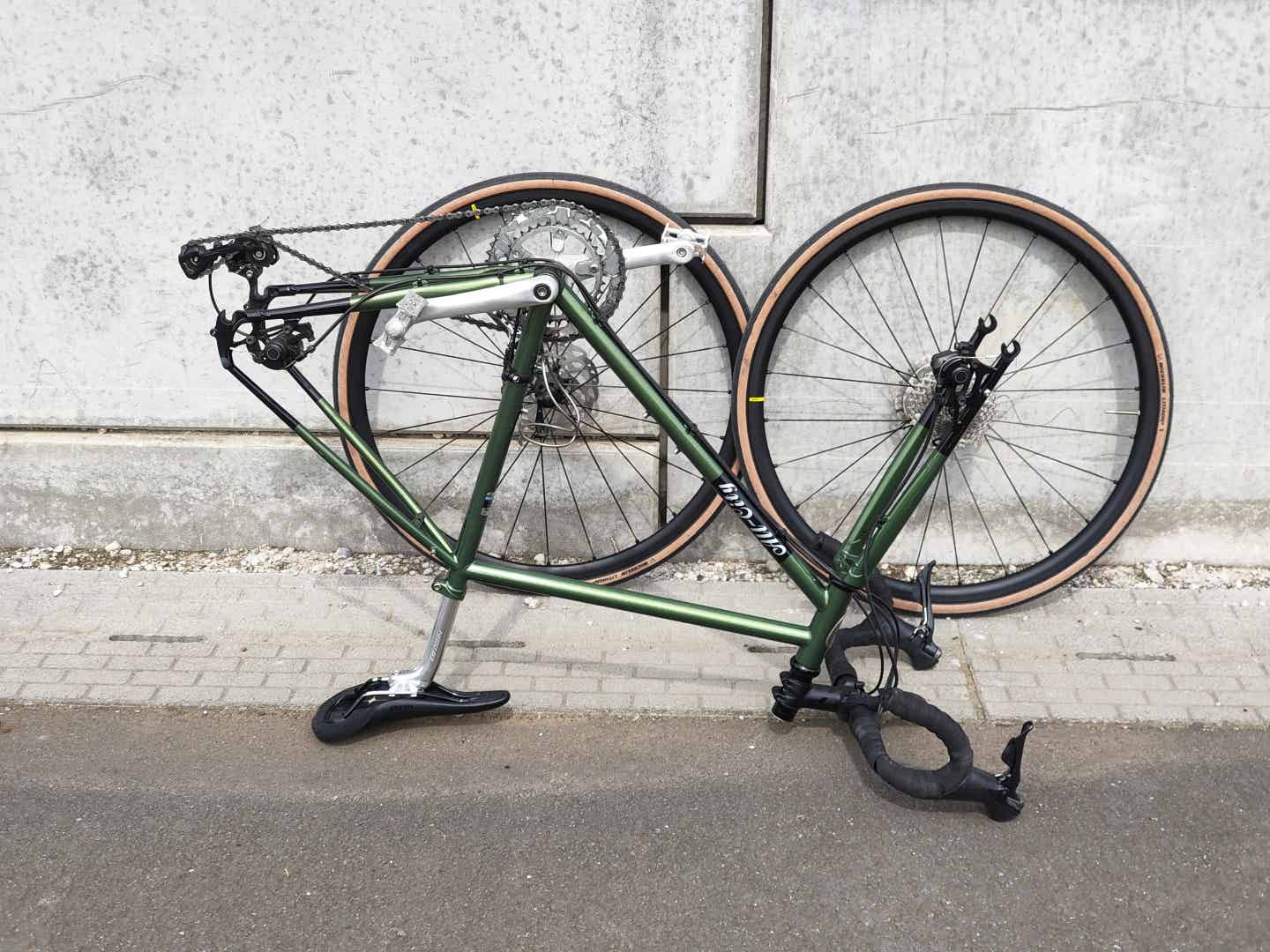 ロードバイクをさかさまにした状態